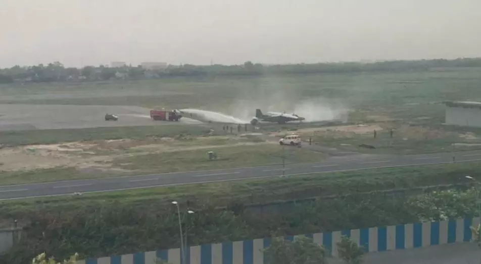 ഡൽഹി വിമാനത്താവളത്തിൽ ലാൻഡിങ്ങിനിടെ വ്യോമസേനാ വിമാനത്തിനു തീപിടിച്ചു ഡൽഹി വിമാനത്താവളത്തിൽ ലാൻഡിങ്ങിനിടെ വ്യോമസേനാ വിമാനത്തിനു തീപിടിച്ചു