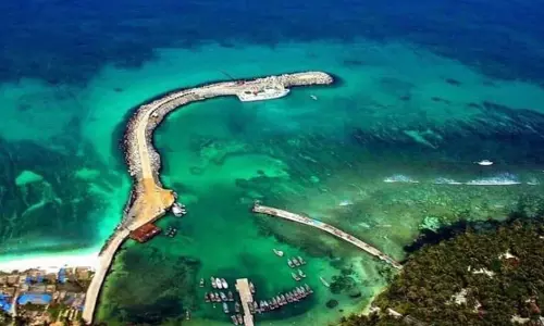 ലക്ഷദ്വീപ് ജനതയ്ക്ക് പിന്തുണയുമായി മുന് അഡ്മിനിസ്ട്രേറ്റര്മാര്; പ്രഫുല് പട്ടേലിന്റെ നടപടികള്ക്കെതിരെ രാഷ്ട്രപതിക്ക് കത്തെഴുതി ലക്ഷദ്വീപ് ജനതയ്ക്ക് പിന്തുണയുമായി മുന് അഡ്മിനിസ്ട്രേറ്റര്മാര്; പ്രഫുല് പട്ടേലിന്റെ നടപടികള്ക്കെതിരെ രാഷ്ട്രപതിക്ക് കത്തെഴുതി