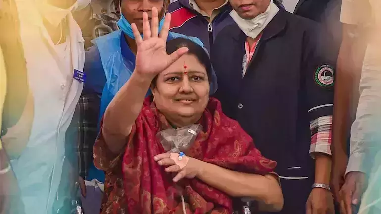 പേടിക്കേണ്ട, ഞാൻ വരും: രാഷ്ട്രീയത്തിലേക്ക് തിരിക്കെ എത്തുമെന്ന സൂചന നൽകി ശശികല