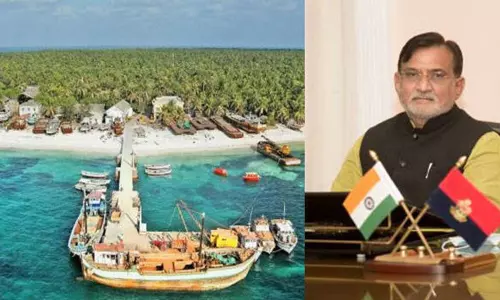 ലക്ഷദ്വീപ് കളക്ടർക്കെതിരെ പ്രകടനം നടത്തിയവരെ അറസ്റ്റ് ചെയ്തതിൽ ദ്വീപിൽ പ്രതിഷേധം തുടരുന്നു ലക്ഷദ്വീപ് കളക്ടർക്കെതിരെ പ്രകടനം നടത്തിയവരെ അറസ്റ്റ് ചെയ്തതിൽ ദ്വീപിൽ പ്രതിഷേധം തുടരുന്നു