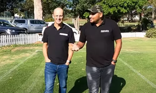 ദക്ഷിണാഫ്രിക്കൻ ക്രിക്കറ്റ് ഇതിഹാസം ഗാരി കിർസ്റ്റനെ കൈയോടെ പിടികൂടി മലയാളി വ്‌ളോഗർ