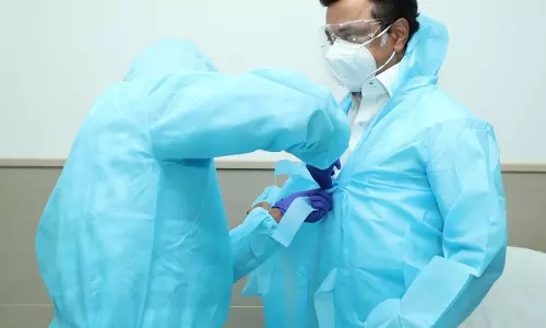 പി.പി.ഇ കിറ്റണിഞ്ഞ് കോവിഡ് വാർഡ് സന്ദർശിച്ച് സ്റ്റാലിൻ