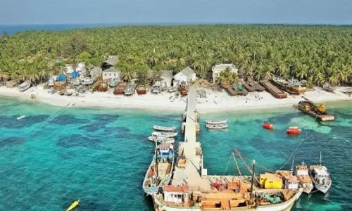 ലക്ഷദ്വീപ് വിഷയത്തില് ചാനല് ചര്ച്ചയില് പങ്കെടുത്തവര്ക്കെതിരെ പൊലീസ് നടപടി ലക്ഷദ്വീപ് വിഷയത്തില് ചാനല് ചര്ച്ചയില് പങ്കെടുത്തവര്ക്കെതിരെ പൊലീസ് നടപടി