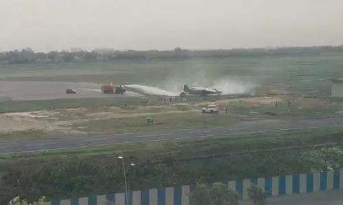 ഡൽഹി വിമാനത്താവളത്തിൽ ലാൻഡിങ്ങിനിടെ വ്യോമസേനാ വിമാനത്തിനു തീപിടിച്ചു ഡൽഹി വിമാനത്താവളത്തിൽ ലാൻഡിങ്ങിനിടെ വ്യോമസേനാ വിമാനത്തിനു തീപിടിച്ചു