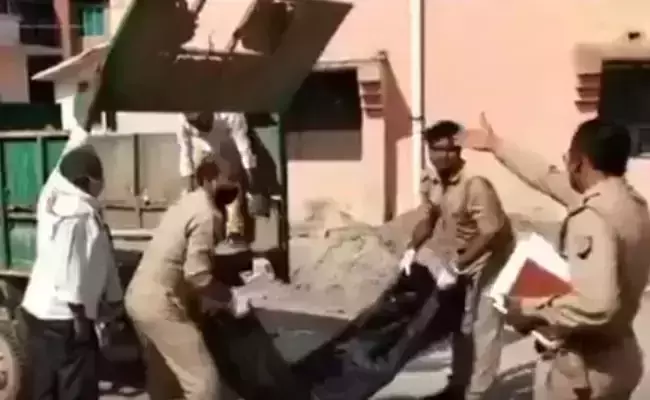 മാലിന്യ ട്രക്കിലേക്ക് മൃതദേഹം തള്ളുന്ന യുപി പൊലീസ്; വീഡിയോ
