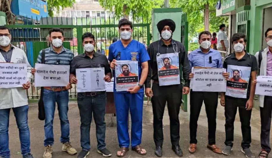 അലോപ്പതി ചികിത്സക്കെതിരായ പരാമർശം; രാംദേവിനെതിരെ കരിദിനം ആചരിച്ച് ഡോക്ടർമാർ അലോപ്പതി ചികിത്സക്കെതിരായ പരാമർശം; രാംദേവിനെതിരെ കരിദിനം ആചരിച്ച് ഡോക്ടർമാർ