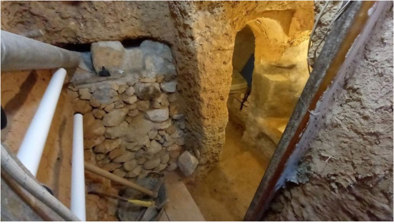 അച്ഛനമ്മമാരോട് വഴക്കടിച്ച് വീടിന് പിന്നില്‍ ഗുഹാവീട് കുഴിച്ചെടുത്ത്  14 കാരന്‍