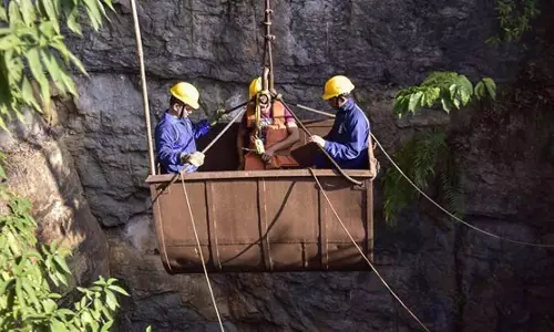 മേഘാലയയിലെ അനധികൃത കൽക്കരി ഖനിയിൽ സ്ഫോടനം; അഞ്ച് തൊഴിലാളികൾ കുടുങ്ങി മേഘാലയയിലെ അനധികൃത കൽക്കരി ഖനിയിൽ സ്ഫോടനം; അഞ്ച് തൊഴിലാളികൾ കുടുങ്ങി