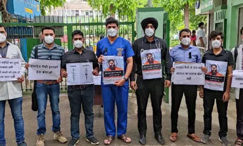 അലോപ്പതി ചികിത്സക്കെതിരായ പരാമർശം; രാംദേവിനെതിരെ കരിദിനം ആചരിച്ച് ഡോക്ടർമാർ