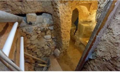 അച്ഛനമ്മമാരോട് വഴക്കടിച്ച് വീടിന് പിന്നില്‍ ഗുഹാവീട് കുഴിച്ചെടുത്ത്  14 കാരന്‍