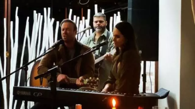 ബാറ്റിന് പകരം ​ഗിറ്റാർ കയ്യിലെടുത്ത് ഡിവില്ലിയേഴ്സ്: പിറന്നാൾ പാട്ട് ഹിറ്റ്