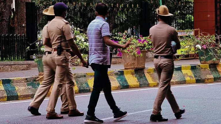 ക്രൂരകൃത്യം: ദളിത് യുവാവിനെ മൂത്രം കുടിപ്പിച്ച കേസിൽ എസ്.ഐയുടെ മുൻകൂർ ജാമ്യാപേക്ഷ കർണാടക കോടതി തള്ളി ക്രൂരകൃത്യം: ദളിത് യുവാവിനെ മൂത്രം കുടിപ്പിച്ച കേസിൽ എസ്.ഐയുടെ മുൻകൂർ ജാമ്യാപേക്ഷ കർണാടക കോടതി തള്ളി