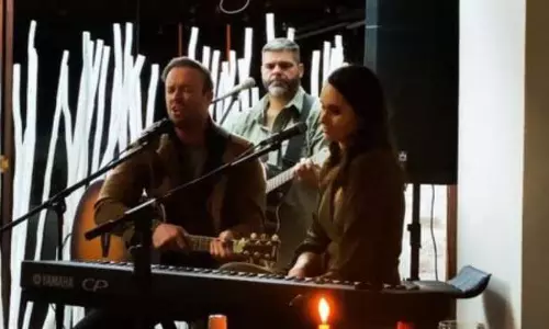 ബാറ്റിന് പകരം ​ഗിറ്റാർ കയ്യിലെടുത്ത് ഡിവില്ലിയേഴ്സ്: പിറന്നാൾ പാട്ട് ഹിറ്റ്