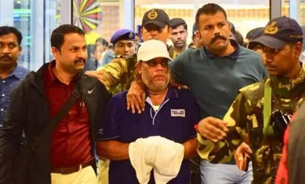 കൊച്ചി ബ്യൂട്ടി പാർലർ വെടിവെപ്പ്: പ്രതി രവി പൂജാരിയെ കൊച്ചിയിലെത്തിച്ചു കൊച്ചി ബ്യൂട്ടി പാർലർ വെടിവെപ്പ്: പ്രതി രവി പൂജാരിയെ കൊച്ചിയിലെത്തിച്ചു