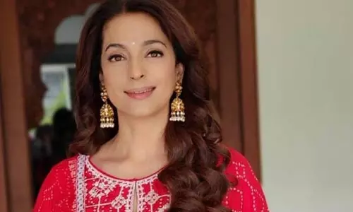 ജൂഹി ചൗളയുടെ ഹര്‍ജി പരിഗണിക്കുന്നതിനിടെ ആരാധകന്റെ പാട്ട്; കോടതിയലക്ഷ്യത്തിന് കേസ്