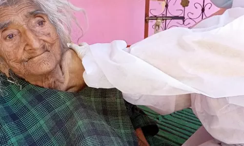 ജമ്മു കശ്മീരില്‍ 124 വയസുകാരി കോവിഡ് വാക്‌സിന്‍ സ്വീകരിച്ചു