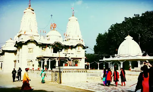 യു.പിയില്‍ ഗൊരഖ്‌നാഥ് ക്ഷേത്രത്തിന് സമീപത്ത് നിന്ന് മുസ്‌ലിം കുടുംബങ്ങളെ കുടിയൊഴിപ്പിക്കുന്നു