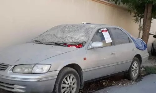 വഴിയിലുപേക്ഷിക്കപ്പെട്ട 33 കാറുകളിൽ നോട്ടീസ് പതിച്ചു