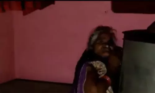 യുപിയിൽ വീണ്ടും വാക്‌സിൻ പേടി; ആരോഗ്യ പ്രവർത്തകരെ കണ്ട് വീപ്പയ്ക്കു പിറകിൽ ഒളിച്ച് വയോധിക