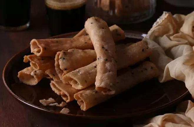 എണ്ണ പലഹാരങ്ങൾ ഒഴിവാക്കാം; ആരോഗ്യകരമായ ഭക്ഷണക്രമത്തിന് ഈ കാര്യങ്ങൾ ശ്രദ്ധിക്കാം എണ്ണ പലഹാരങ്ങൾ ഒഴിവാക്കാം; ആരോഗ്യകരമായ ഭക്ഷണക്രമത്തിന് ഈ കാര്യങ്ങൾ ശ്രദ്ധിക്കാം