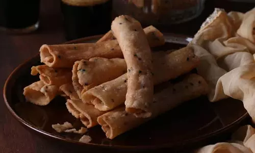 എണ്ണ പലഹാരങ്ങൾ ഒഴിവാക്കാം; ആരോഗ്യകരമായ ഭക്ഷണക്രമത്തിന് ഈ കാര്യങ്ങൾ ശ്രദ്ധിക്കാം എണ്ണ പലഹാരങ്ങൾ ഒഴിവാക്കാം; ആരോഗ്യകരമായ ഭക്ഷണക്രമത്തിന് ഈ കാര്യങ്ങൾ ശ്രദ്ധിക്കാം