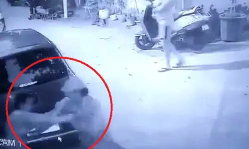 യുവതിയെ കുത്തിപരിക്കേൽപിച്ച് അയൽവാസി; ​ഗുരുതര പരിക്ക്