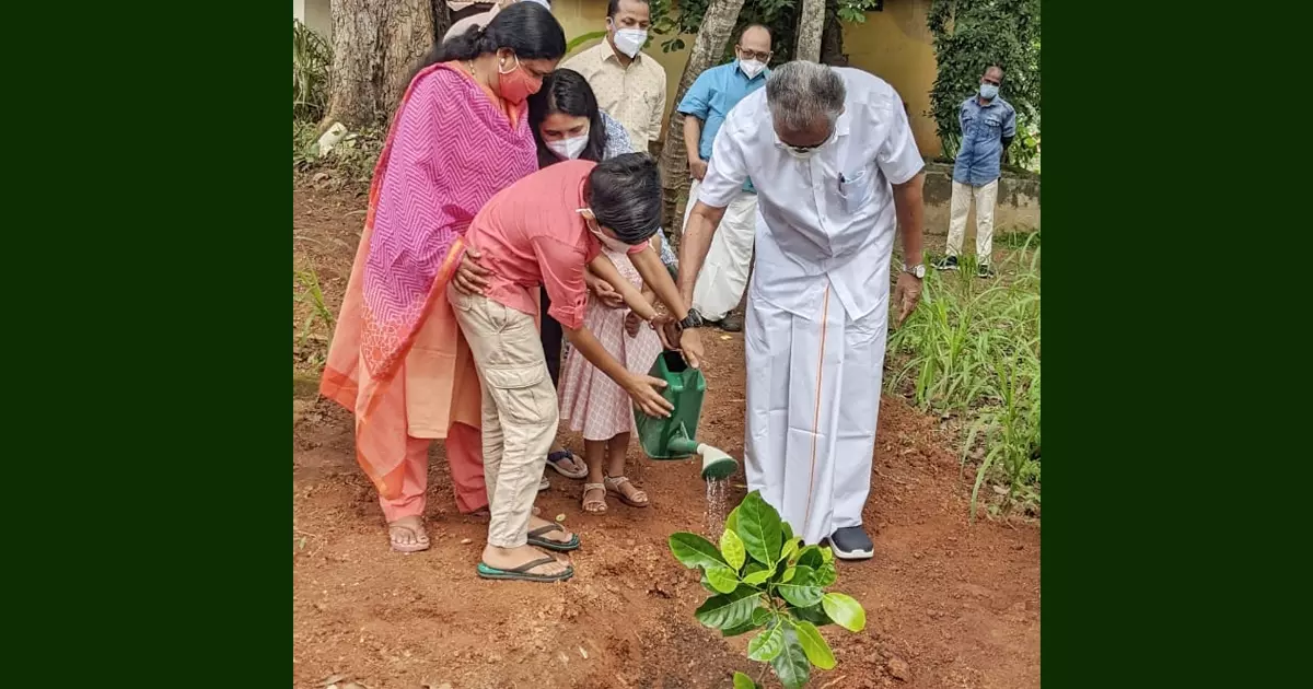 നമുക്കൊരുമിച്ച് ഭൂമിയെ പുനസംഘടിപ്പിക്കാം; തൈ നട്ട് മുഖ്യമന്ത്രി നമുക്കൊരുമിച്ച് ഭൂമിയെ പുനസംഘടിപ്പിക്കാം; തൈ നട്ട് മുഖ്യമന്ത്രി