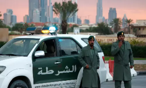 യു.എ.ഇയിൽ പൊലീസിൽ നിന്ന് രക്ഷപ്പെടാൻ ശ്രമിച്ചാൽ കുറഞ്ഞത് രണ്ടുവർഷം തടവ്; മുന്നറിയിപ്പുമായി പബ്ലിക് പ്രോസിക്യൂഷൻ