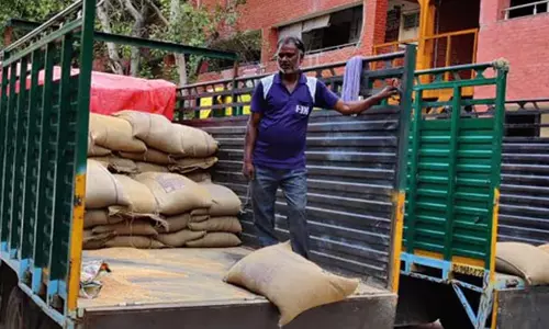 റേഷൻ വീട്ടുപടിക്കലെത്തിക്കുന്ന ഡൽഹി സർക്കാർ പദ്ധതി കേന്ദ്രം തടഞ്ഞുവെന്ന് ആരോപണം