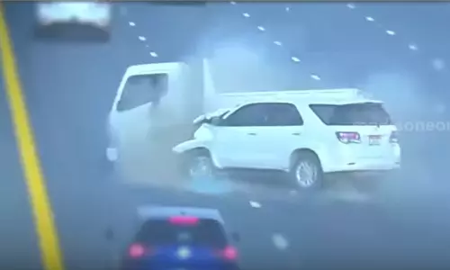 ടയർ സുരക്ഷിതമല്ലെങ്കിൽ ഗൾഫിലെ റോഡുകളിൽ അപകടം ഉറപ്പാണ്; ദൃശ്യങ്ങൾ പങ്കുവച്ച് അബൂദബി പൊലീസ് ടയർ സുരക്ഷിതമല്ലെങ്കിൽ ഗൾഫിലെ റോഡുകളിൽ അപകടം ഉറപ്പാണ്; ദൃശ്യങ്ങൾ പങ്കുവച്ച് അബൂദബി പൊലീസ്