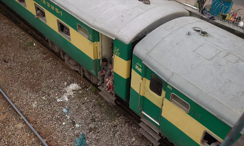 പാകിസ്താനില്‍ ട്രെയിനുകള്‍ കൂട്ടിയിടിച്ച് 30 മരണം