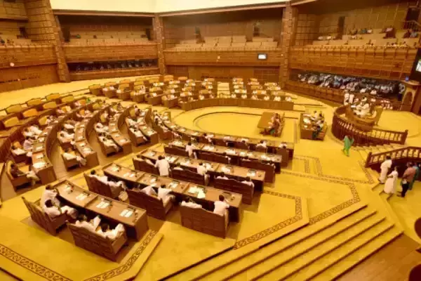 കള്ളപ്പണക്കേസിനെ ചൊല്ലി സഭയിൽ ഭരണ- പ്രതിപക്ഷ വാക്പോര്; കേസ് ഒത്തുതീർക്കാൻ ശ്രമിക്കരുതെന്ന് സതീശൻ കള്ളപ്പണക്കേസിനെ ചൊല്ലി സഭയിൽ ഭരണ- പ്രതിപക്ഷ വാക്പോര്; കേസ് ഒത്തുതീർക്കാൻ ശ്രമിക്കരുതെന്ന് സതീശൻ