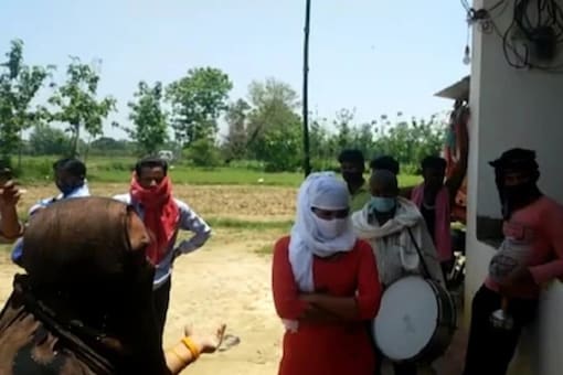 കാമുകന്‍റെ കല്ല്യാണ ദിവസം കാമുകി ബാന്‍റ്  മേളവുമായി വീട്ടിലെത്തി