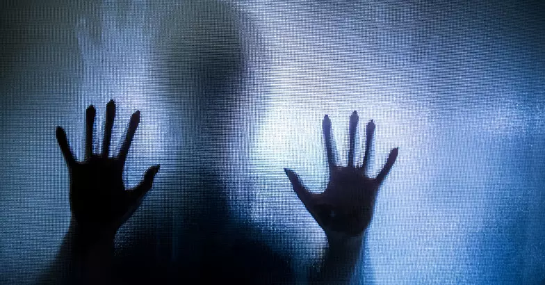 യു.പിയില്‍ പതിനേഴുകാരിയെ പീഡനശ്രമത്തിനിടെ രണ്ടാം നിലയില്‍ നിന്ന് താഴേക്ക് എറിഞ്ഞു; നട്ടെല്ലൊടിഞ്ഞ പെണ്‍കുട്ടി ഗുരുതരാവസ്ഥയില്‍