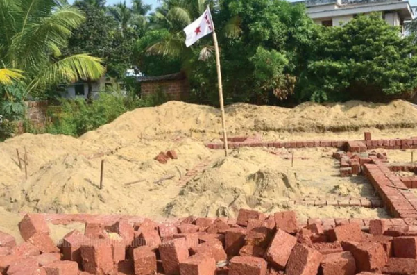 ഡി.വൈ.എഫ്.ഐ കൊടി നാട്ടിയ വീടിന്‍റെ നിർമ്മാണം സി.പി.എം വീണ്ടും തടഞ്ഞു