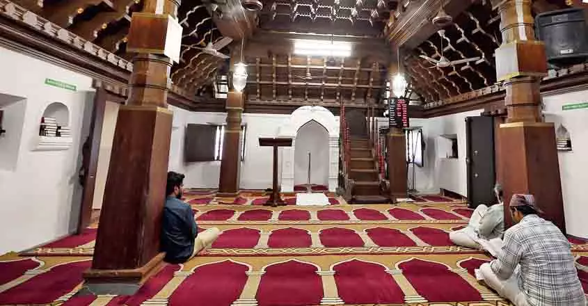 പള്ളികള് തുറക്കാന് ലോക്ഡൗണില് ഇളവ് വേണമെന്ന് മുസ്ലിം സംഘടനകള് പള്ളികള് തുറക്കാന് ലോക്ഡൗണില് ഇളവ് വേണമെന്ന് മുസ്ലിം സംഘടനകള്