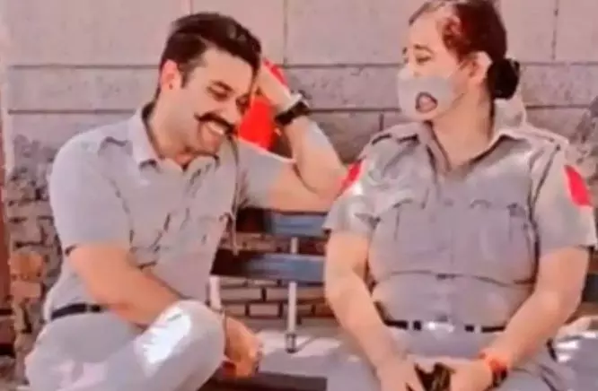 ഡ്യൂട്ടിക്കിടയിലെ വൈറൽ വിഡിയോ; പൊലീസുകാർക്ക് കാരണം കാണിക്കൽ നോട്ടീസ്