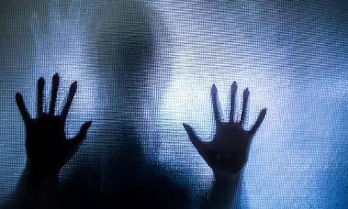 യു.പിയില് പതിനേഴുകാരിയെ പീഡനശ്രമത്തിനിടെ രണ്ടാം നിലയില് നിന്ന് താഴേക്ക് എറിഞ്ഞു; നട്ടെല്ലൊടിഞ്ഞ പെണ്കുട്ടി ഗുരുതരാവസ്ഥയില് യു.പിയില് പതിനേഴുകാരിയെ പീഡനശ്രമത്തിനിടെ രണ്ടാം നിലയില് നിന്ന് താഴേക്ക് എറിഞ്ഞു; നട്ടെല്ലൊടിഞ്ഞ പെണ്കുട്ടി ഗുരുതരാവസ്ഥയില്