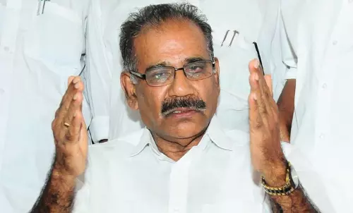 വനംകൊള്ളയിൽ ഉദ്യോഗസ്ഥരെ തള്ളി മന്ത്രി എ.കെ ശശീന്ദ്രൻ; സർക്കാരിന് കൈകഴുകാനാകില്ലെന്ന് പ്രതിപക്ഷം വനംകൊള്ളയിൽ ഉദ്യോഗസ്ഥരെ തള്ളി മന്ത്രി എ.കെ ശശീന്ദ്രൻ; സർക്കാരിന് കൈകഴുകാനാകില്ലെന്ന് പ്രതിപക്ഷം