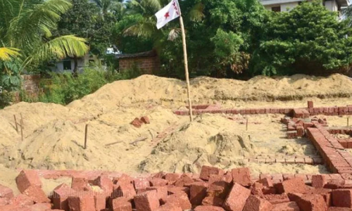ഡി.വൈ.എഫ്.ഐ കൊടി നാട്ടിയ വീടിന്‍റെ നിർമ്മാണം സി.പി.എം വീണ്ടും തടഞ്ഞു