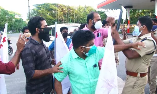 പെട്രോള്‍ പമ്പിന് മുന്നില്‍ സെഞ്ച്വറിയടിച്ച് പ്രതിഷേധിക്കാനെത്തിയ ഡി.വൈ.എഫ്.ഐ പ്രവര്‍ത്തകരെ പൊലീസ് തടഞ്ഞു; സംഘര്‍ഷം