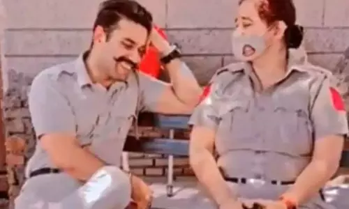 ഡ്യൂട്ടിക്കിടയിലെ വൈറൽ വിഡിയോ; പൊലീസുകാർക്ക് കാരണം കാണിക്കൽ നോട്ടീസ്