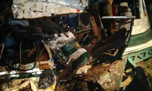 ഉത്തർപ്രദേശിൽ ബസും മണ്ണുമാന്തി യന്ത്രവും കൂട്ടിയിടിച്ച് 17 മരണം