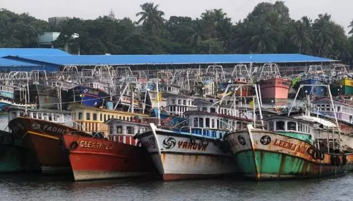 ലോക്ക്ഡൌണ്‍ കാരണം ഒരു മാസമായി ജോലിയില്ല; ട്രോളിംഗ് നിരോധനം വന്നതോടെ മത്സ്യത്തൊഴിലാളികള്‍ ആശങ്കയില്‍