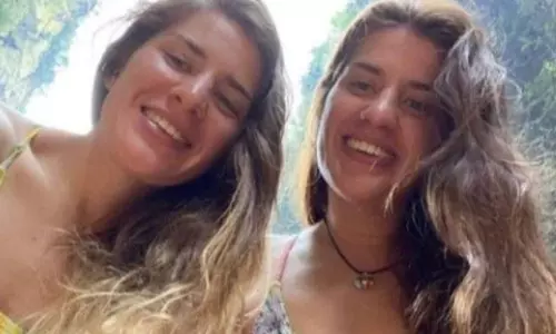 നീന്തുന്നതിനിടെ മുതല പിടിച്ച യുവതിയെ ഇരട്ട സഹോദരി അതിസാഹസികമായി രക്ഷിച്ചതിങ്ങനെ..