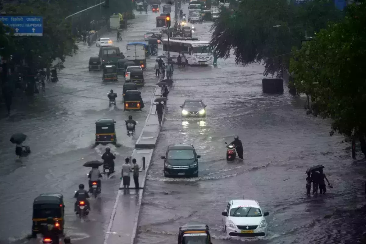 മുംബൈയിൽ മഴ ശക്തം: റെഡ് അലർട്ട് പ്രഖ്യാപിച്ചു മുംബൈയിൽ മഴ ശക്തം: റെഡ് അലർട്ട് പ്രഖ്യാപിച്ചു