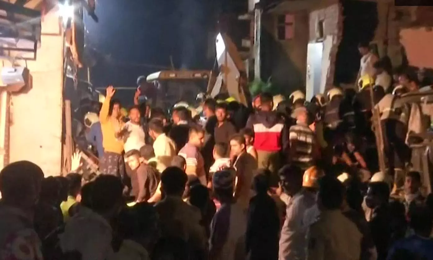 കനത്ത മഴ: മുംബൈയിൽ കെട്ടിടം തകർന്ന് ഒമ്പത് മരണം കനത്ത മഴ: മുംബൈയിൽ കെട്ടിടം തകർന്ന് ഒമ്പത് മരണം