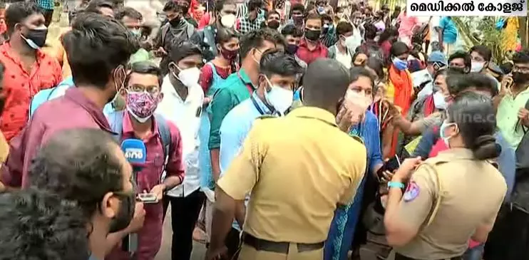 തിരുവനന്തപുരം മെഡിക്കൽ കോളജിലെ  കോവിഡ് മാനദണ്ഡം ലംഘിച്ചുള്ള അഭിമുഖം നിര്‍ത്തിവെച്ചു