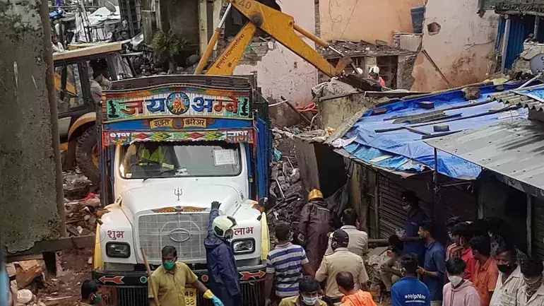 മുംബൈയില്‍ കെട്ടിടം തകര്‍ന്നുണ്ടായ അപകടത്തില്‍ മരണം 11 ആയി; മരിച്ചവരില്‍ എട്ടും കുട്ടികള്‍