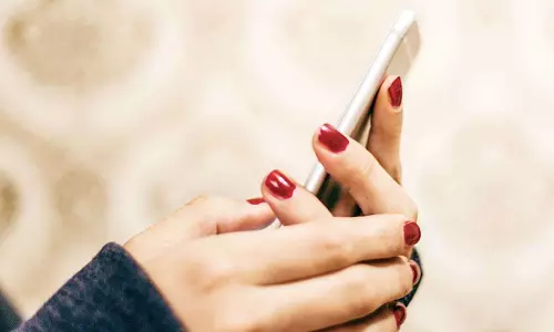 പെണ്‍കുട്ടികള്‍ മൊബൈല്‍ ഫോണ്‍ ഉപയോഗിക്കരുത്, അത് പീഡനത്തിലേക്ക് നയിക്കും വിചിത്ര നിരീക്ഷണവുമായി യുപി വനിത കമ്മീഷന്‍ അംഗം